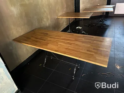 11 st bord av olika storlekar. Fint skick på träyta av gediget trämaterial. Gjutjärn.