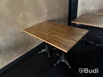 11 st bord av olika storlekar. Fint skick på träyta av gediget trämaterial. Gjutjärn.