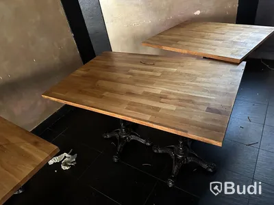 11 st bord av olika storlekar. Fint skick på träyta av gediget trämaterial. Gjutjärn.