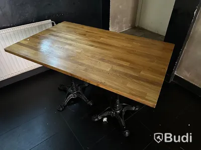 11 st bord av olika storlekar. Fint skick på träyta av gediget trämaterial. Gjutjärn.