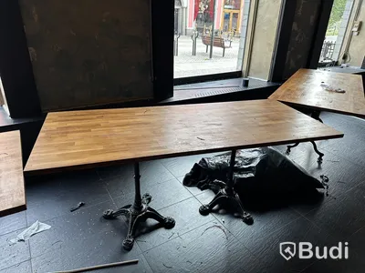 11 st bord av olika storlekar. Fint skick på träyta av gediget trämaterial. Gjutjärn.