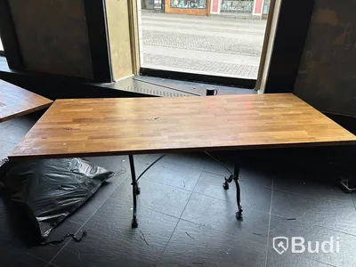 11 st bord av olika storlekar. Fint skick på träyta av gediget trämaterial. Gjutjärn.