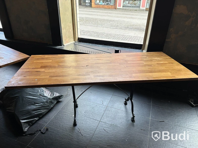 11 st bord av olika storlekar. Fint skick på träyta av gediget trämaterial. Gjutjärn.