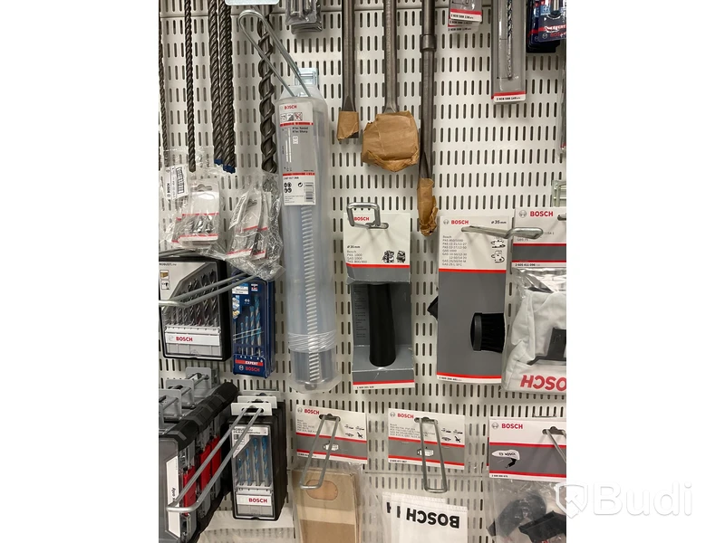 Parti med diverse borrar och dammsugartillbehör bl.a. BOSCH. Ord. pris: 24 750 kr exkl. moms