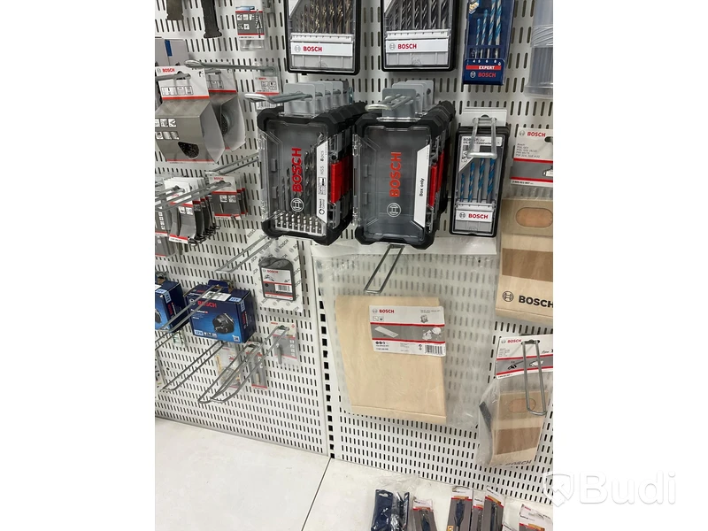 Parti med diverse borrar och dammsugartillbehör bl.a. BOSCH. Ord. pris: 24 750 kr exkl. moms