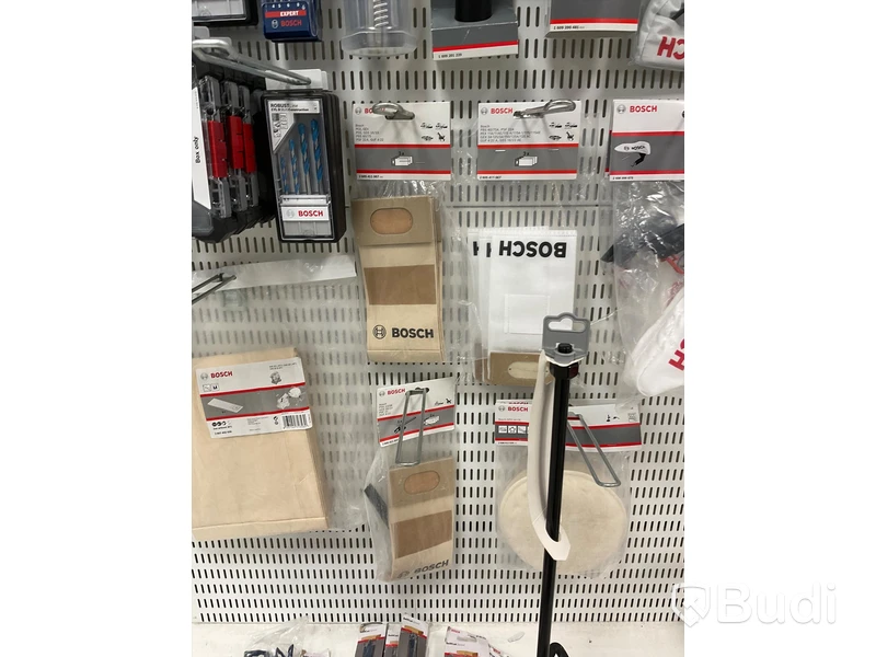 Parti med diverse borrar och dammsugartillbehör bl.a. BOSCH. Ord. pris: 24 750 kr exkl. moms