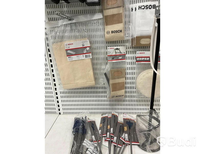 Parti med diverse borrar och dammsugartillbehör bl.a. BOSCH. Ord. pris: 24 750 kr exkl. moms