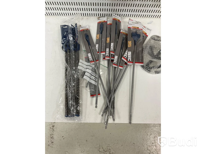 Parti med diverse borrar och dammsugartillbehör bl.a. BOSCH. Ord. pris: 24 750 kr exkl. moms