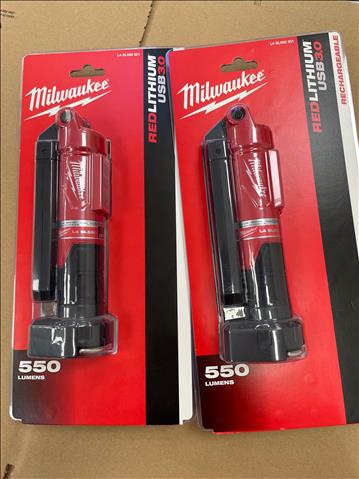 2 st Lampor Milwaukee L4 SL550. Nypris 1690 kr exkl. moms