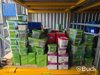 Parti med skruv, spik och lim