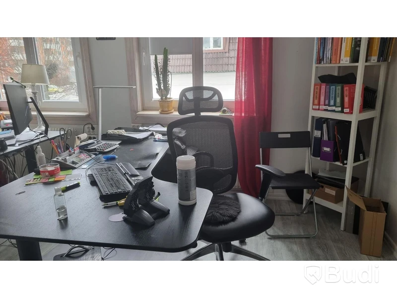 Höj-/sänkbara bord, skrivare, skåp m.m.