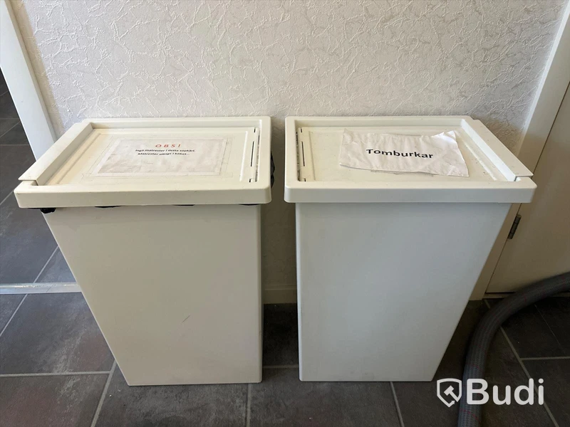 Dammsugare Electrolux 2990 och 2 st avfallstunnor