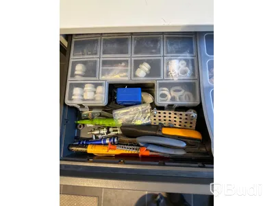 Diverse byggmaterial, kabel, dymo, skyddsväst och verktyg