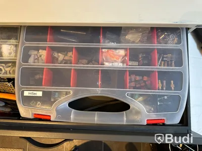 Diverse byggmaterial, kabel, dymo, skyddsväst och verktyg