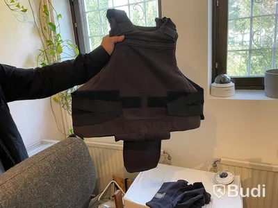 Diverse byggmaterial, kabel, dymo, skyddsväst och verktyg