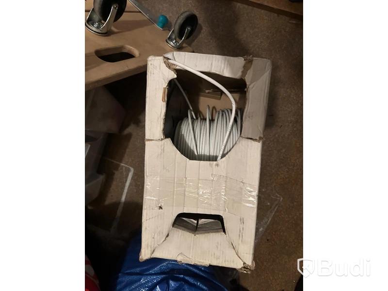 Diverse byggmaterial, kabel, dymo, skyddsväst och verktyg