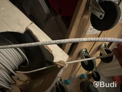 Diverse byggmaterial, kabel, dymo, skyddsväst och verktyg