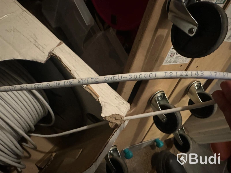 Diverse byggmaterial, kabel, dymo, skyddsväst och verktyg
