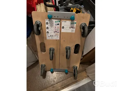 Diverse byggmaterial, kabel, dymo, skyddsväst och verktyg