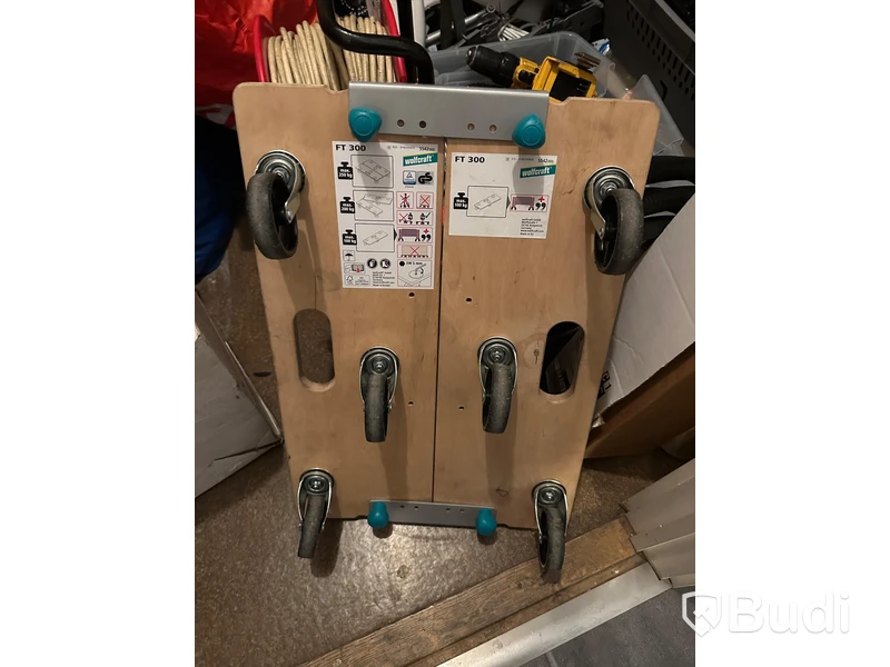 Diverse byggmaterial, kabel, dymo, skyddsväst och verktyg