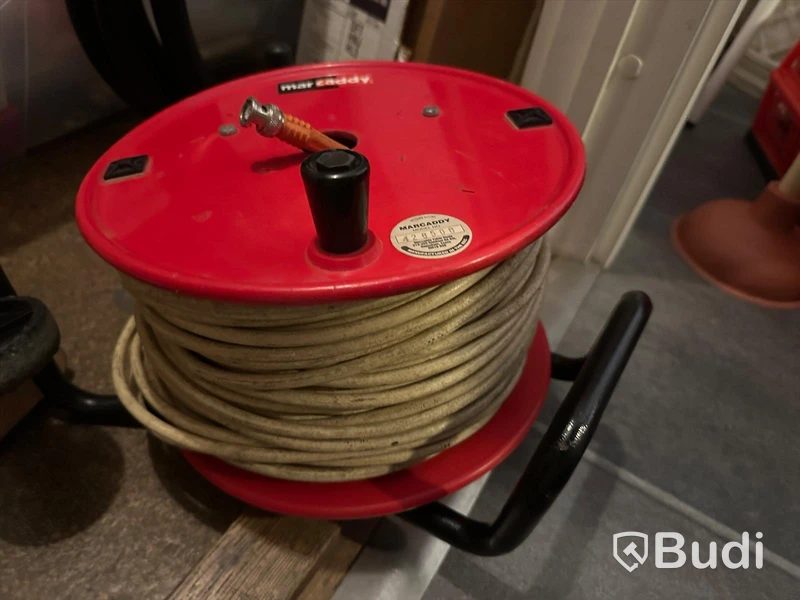Diverse byggmaterial, kabel, dymo, skyddsväst och verktyg