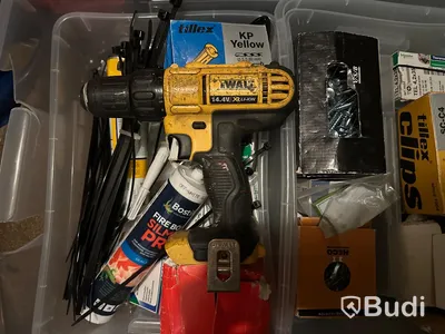 Diverse byggmaterial, kabel, dymo, skyddsväst och verktyg