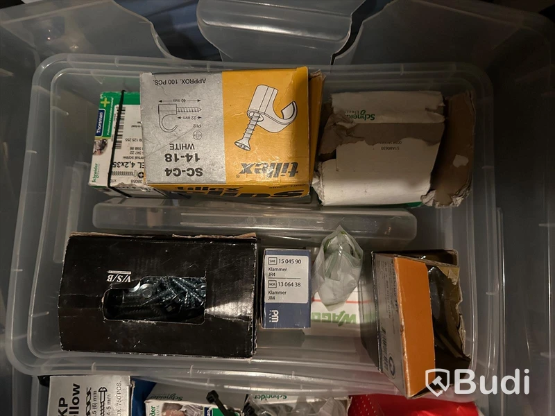 Diverse byggmaterial, kabel, dymo, skyddsväst och verktyg