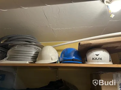 Diverse byggmaterial, kabel, dymo, skyddsväst och verktyg