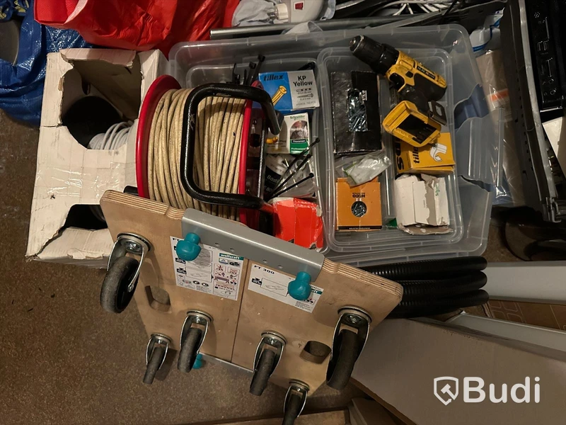 Diverse byggmaterial, kabel, dymo, skyddsväst och verktyg
