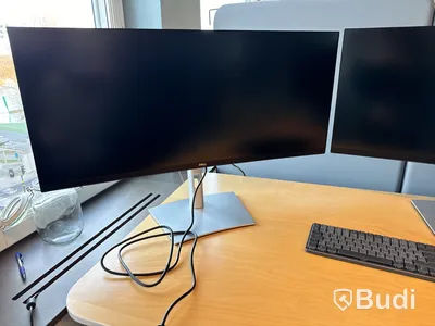 Höj- och sänkbart skrivbord, kontorsstol, 3 st. datorskärmar och 2 st. golvskärmar