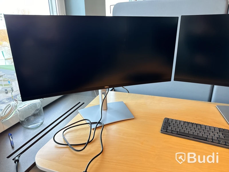 Höj- och sänkbart skrivbord, kontorsstol, 3 st. datorskärmar och 2 st. golvskärmar