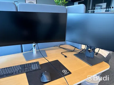 Höj- och sänkbart skrivbord, kontorsstol, 3 st. datorskärmar och 2 st. golvskärmar