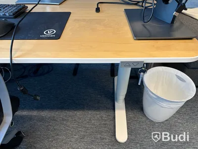 Höj- och sänkbart skrivbord, kontorsstol, 3 st. datorskärmar och 2 st. golvskärmar