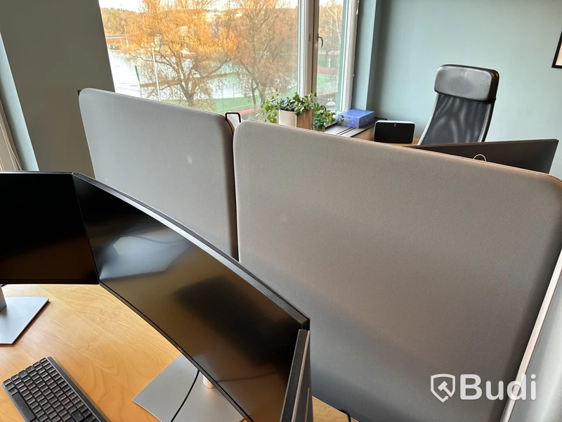 Höj- och sänkbart skrivbord, kontorsstol, 3 st. datorskärmar och 2 st. golvskärmar