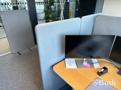 Höj- och sänkbart skrivbord, kontorsstol, 3 st. datorskärmar och 2 st. golvskärmar