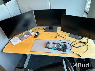 Höj- och sänkbart skrivbord, kontorsstol, 3 st. datorskärmar och 2 st. golvskärmar