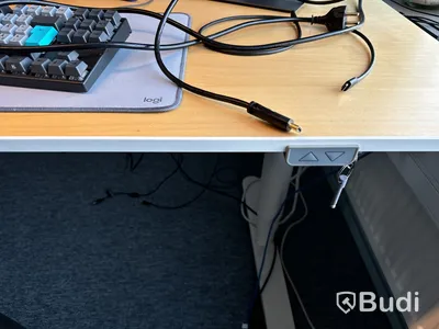 Höj- och sänkbart skrivbord, kontorsstol, 3 st. datorskärmar och 2 st. golvskärmar