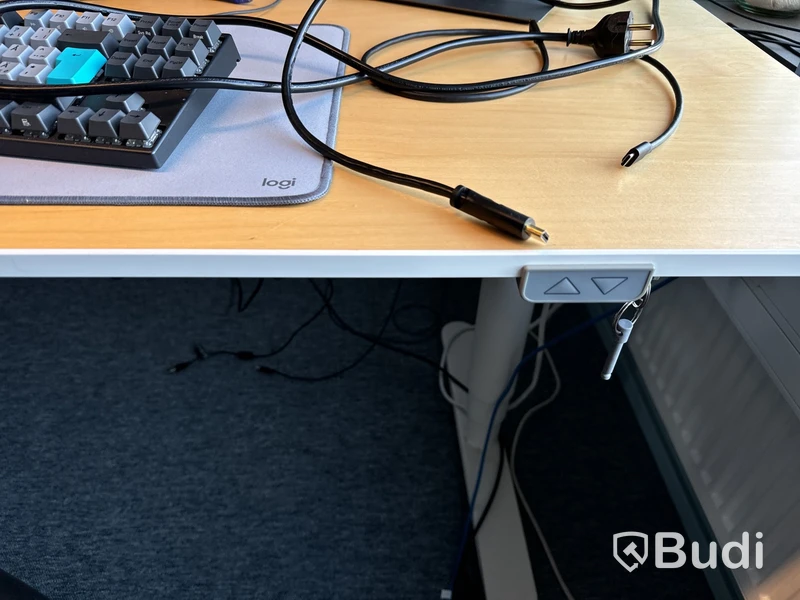 Höj- och sänkbart skrivbord, kontorsstol, 3 st. datorskärmar och 2 st. golvskärmar