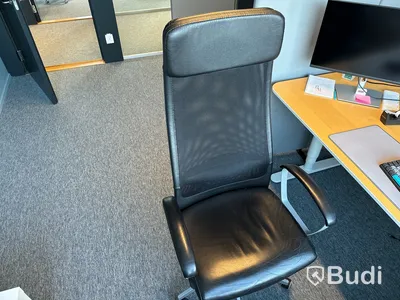 Höj- och sänkbart skrivbord, kontorsstol, 3 st. datorskärmar och 2 st. golvskärmar