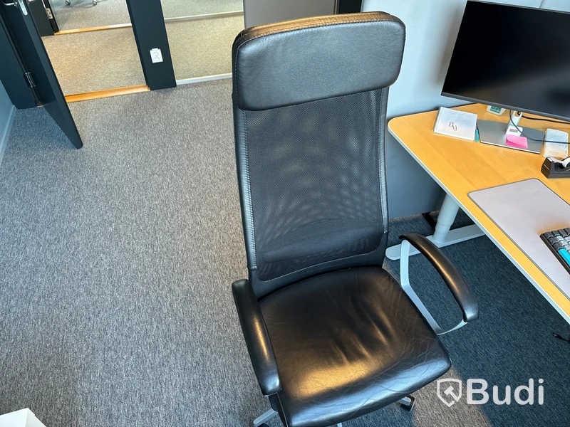 Höj- och sänkbart skrivbord, kontorsstol, 3 st. datorskärmar och 2 st. golvskärmar