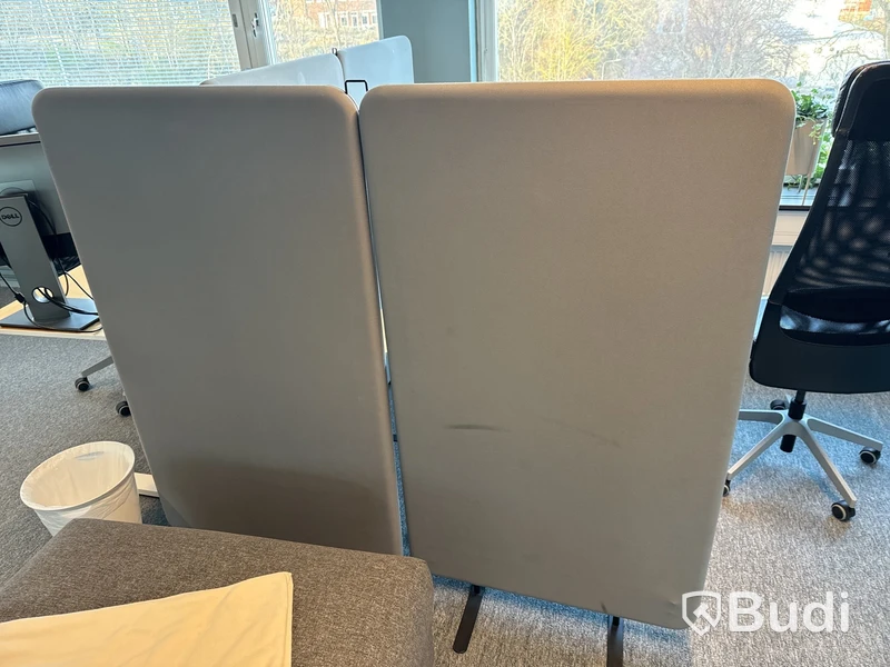 Höj- och sänkbart skrivbord, kontorsstol, 3 st. datorskärmar och 2 st. golvskärmar