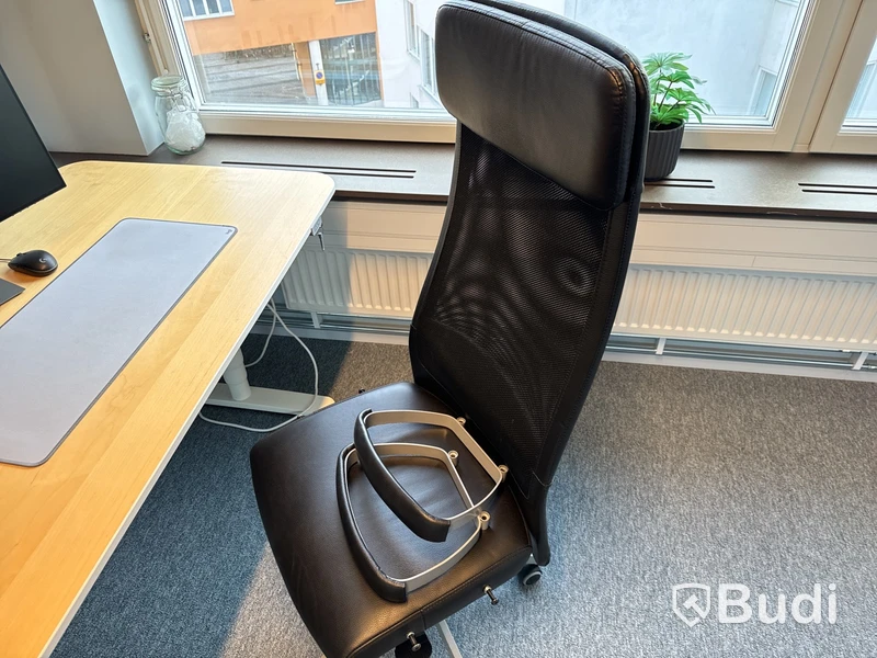 Höj- och sänkbart skrivbord, kontorsstol och 2 st. datorskärmar