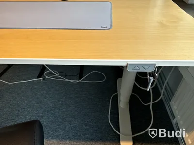 Höj- och sänkbart skrivbord, kontorsstol och 2 st. datorskärmar