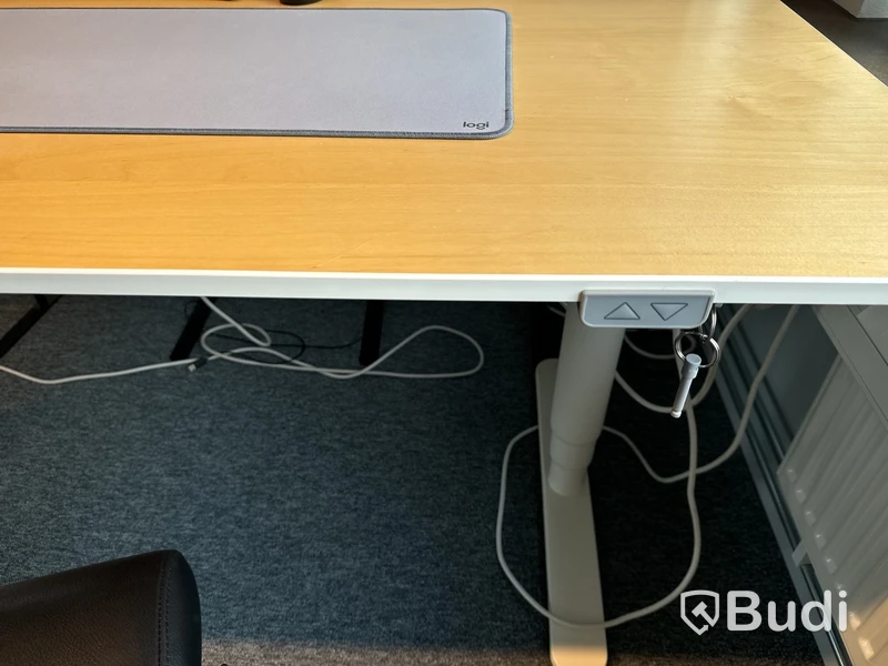 Höj- och sänkbart skrivbord, kontorsstol och 2 st. datorskärmar