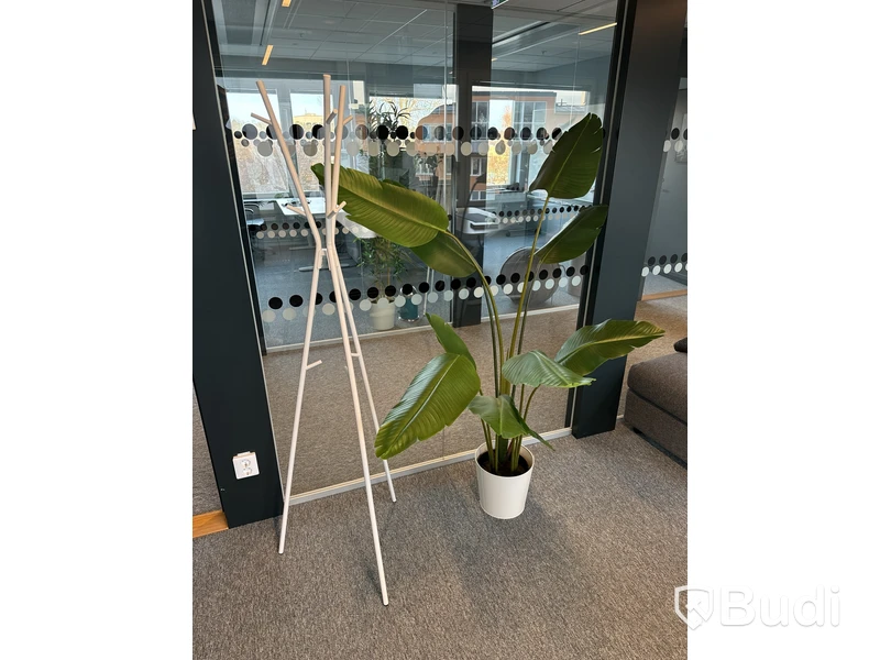 Höj- och sänkbart skrivbord, kontorsstol och 2 st. datorskärmar