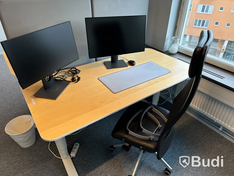 Höj- och sänkbart skrivbord, kontorsstol och 2 st. datorskärmar