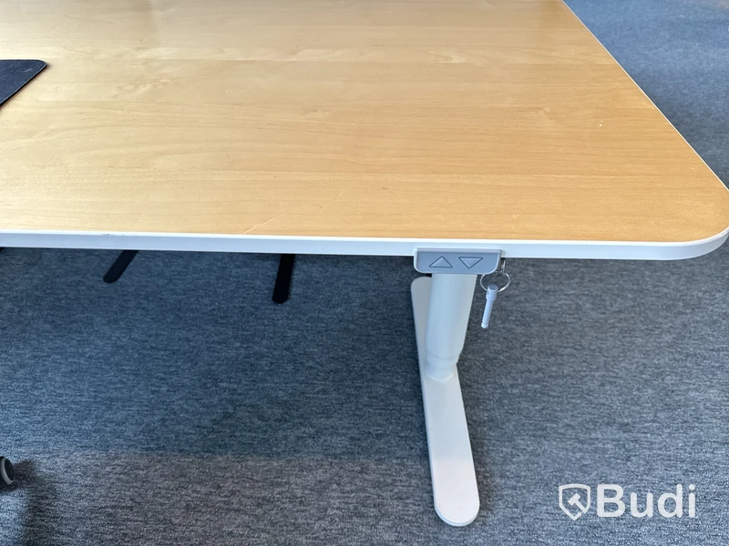 Höj- och sänkbart skrivbord, kontorsstol, datorskärm och 2 st. golvskärmar