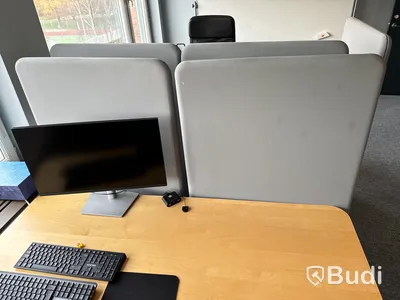 Höj- och sänkbart skrivbord, kontorsstol, datorskärm och 2 st. golvskärmar