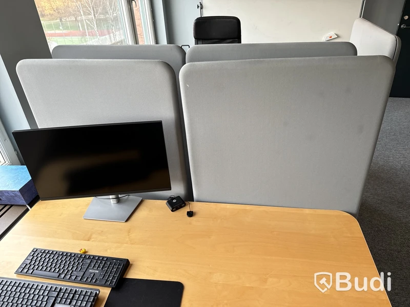 Höj- och sänkbart skrivbord, kontorsstol, datorskärm och 2 st. golvskärmar