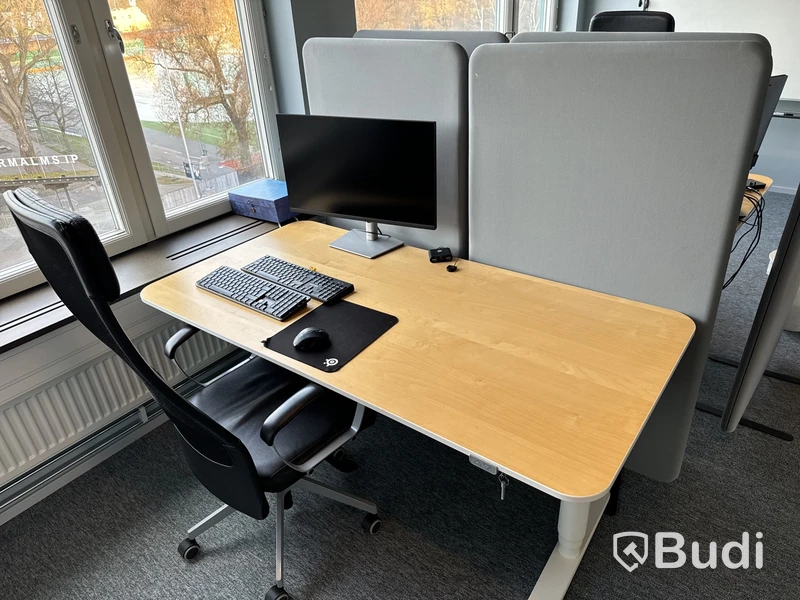 Höj- och sänkbart skrivbord, kontorsstol, datorskärm och 2 st. golvskärmar